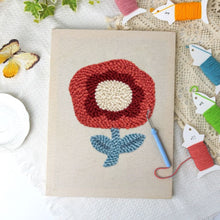 Carica l'immagine nel visualizzatore di Gallery, Punch Needle Kit con cornice - Fioritura Cremisi