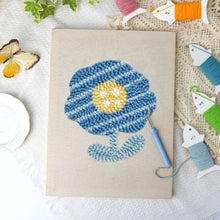 Carica l'immagine nel visualizzatore di Gallery, Punch Needle Kit con cornice - Fiore Blu