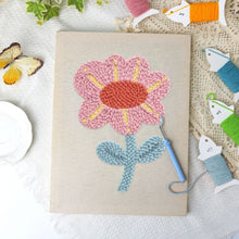 Carica l'immagine nel visualizzatore di Gallery, Punch Needle Kit con cornice - Fiore Delicato
