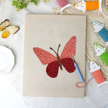 Carica l'immagine nel visualizzatore di Gallery, Punch Needle Kit con cornice - Ali Cremisi