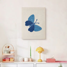 Carica l'immagine nel visualizzatore di Gallery, Punch Needle Kit con cornice - Ali blu