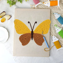 Carica l'immagine nel visualizzatore di Gallery, Punch Needle Kit con cornice - Farfalla Dorata