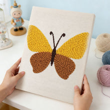 Carica l'immagine nel visualizzatore di Gallery, Punch Needle Kit con cornice - Farfalla Dorata