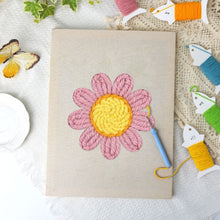 Carica l'immagine nel visualizzatore di Gallery, Punch Needle Kit con cornice - Margherita Rosa