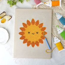 Carica l'immagine nel visualizzatore di Gallery, Punch Needle Kit con cornice - Sole Sorridente
