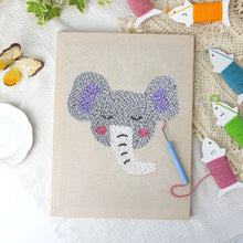 Carica l'immagine nel visualizzatore di Gallery, Punch Needle Kit con cornice - Piccolo Elefante
