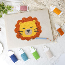 Carica l'immagine nel visualizzatore di Gallery, Punch Needle Kit con cornice - Leone Addormentato