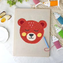 Carica l'immagine nel visualizzatore di Gallery, Punch Needle Kit con cornice - Orso Coccoloso