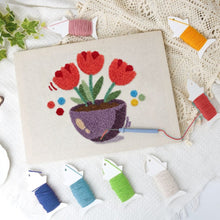 Carica l'immagine nel visualizzatore di Gallery, Punch Needle Kit con cornice - Tulipani Colorati