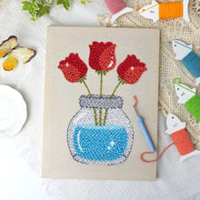 Carica l'immagine nel visualizzatore di Gallery, Punch Needle Kit con cornice - Barattolo di Tulipani