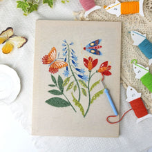 Carica l'immagine nel visualizzatore di Gallery, Punch Needle Kit con cornice - Farfalla in Fiore
