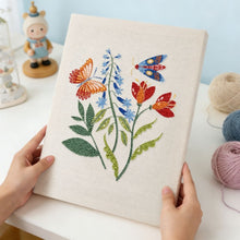 Carica l'immagine nel visualizzatore di Gallery, Punch Needle Kit con cornice - Farfalla in Fiore