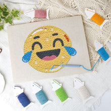 Carica l'immagine nel visualizzatore di Gallery, Punch Needle Kit con cornice - Emoji che ride