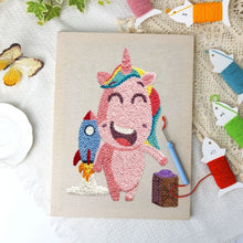 Carica l'immagine nel visualizzatore di Gallery, Punch Needle Kit con cornice - Avventure dell'unicorno
