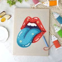 Carica l'immagine nel visualizzatore di Gallery, Punch Needle Kit con cornice - Bacio Cosmico
