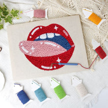 Carica l'immagine nel visualizzatore di Gallery, Punch Needle Kit con cornice - Labbra Pop Art