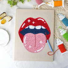 Carica l'immagine nel visualizzatore di Gallery, Punch Needle Kit con cornice - Labbra Elettriche