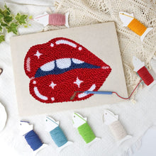 Carica l'immagine nel visualizzatore di Gallery, Punch Needle Kit con cornice - Labbra Brillanti