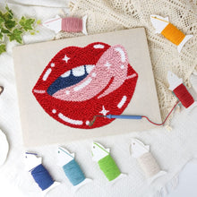 Carica l'immagine nel visualizzatore di Gallery, Punch Needle Kit con cornice - Bacio Stellato