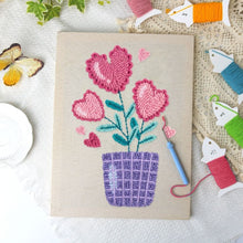 Carica l'immagine nel visualizzatore di Gallery, Punch Needle Kit con cornice - Fiori a forma di cuore