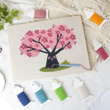 Carica l'immagine nel visualizzatore di Gallery, Punch Needle Kit con cornice - Ciliegio con Gufi