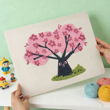Carica l'immagine nel visualizzatore di Gallery, Punch Needle Kit con cornice - Ciliegio con Gufi