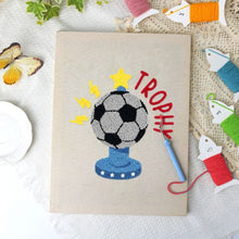 Carica l'immagine nel visualizzatore di Gallery, Punch Needle Kit con cornice - Trofeo di Calcio