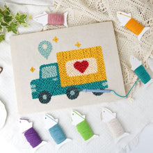Carica l'immagine nel visualizzatore di Gallery, Punch Needle Kit con cornice - Consegna d’Amore