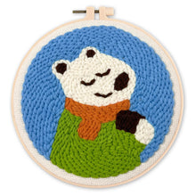 Carica l'immagine nel visualizzatore di Gallery, Punch Needle Orso polare con la sciarpa