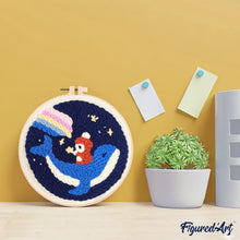 Carica l'immagine nel visualizzatore di Gallery, Punch Needle Kit Bimba e balena fra le stelle cadenti