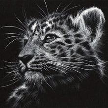 Carica l'immagine nel visualizzatore di Gallery, Diamond Painting - Leopardo In Bianco E Nero