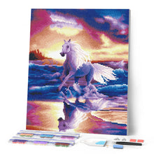 Carica l'immagine nel visualizzatore di Gallery, Diamond Painting - Cavallo bianco che corre lungo il mare