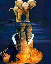 Carica l'immagine nel visualizzatore di Gallery, Diamond Painting - L'Elefante E Il Suo Riflesso