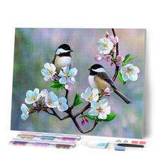 Carica l'immagine nel visualizzatore di Gallery, Diamond Painting - Uccellini E Fiori Bianchi