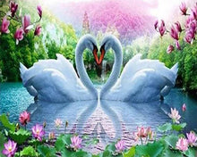 Carica l'immagine nel visualizzatore di Gallery, Diamond Painting - Cigni In Amore
