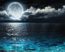 Carica l'immagine nel visualizzatore di Gallery, Diamond Painting - Luna Piena E Riflesso Sul Mare