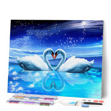 Carica l'immagine nel visualizzatore di Gallery, Diamond Painting - Coppia di Cigni sotto la Luna
