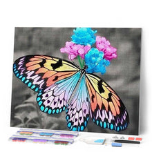 Carica l'immagine nel visualizzatore di Gallery, Diamond Painting - Farfalla Che Raccoglie Il Polline