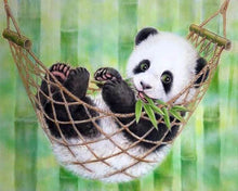 Carica l'immagine nel visualizzatore di Gallery, Diamond Painting - Cucciolo Di Panda Nella Sua Amaca