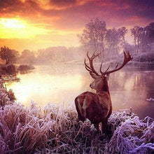 Carica l'immagine nel visualizzatore di Gallery, Diamond Painting - Cervo Vicino Al Lago