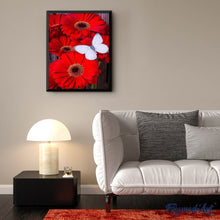 Carica l'immagine nel visualizzatore di Gallery, Diamond Painting - Margherite Rosse E Farfalla Bianca