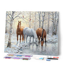 Carica l'immagine nel visualizzatore di Gallery, Diamond Painting - Tre Cavalli Nella Foresta Innevata