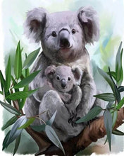 Carica l'immagine nel visualizzatore di Gallery, Diamond Painting - Mamma Koala e il suo cucciolo
