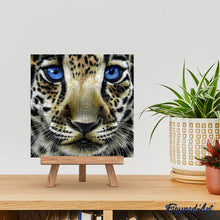 Carica l'immagine nel visualizzatore di Gallery, Diamond Painting - Leopardo Con Gli Occhi Azzurri