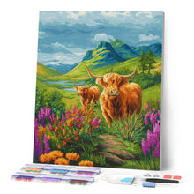 Carica l'immagine nel visualizzatore di Gallery, Diamond Painting - Highland Cow sulle colline in fiore