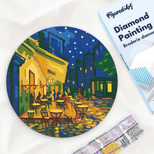 Carica l'immagine nel visualizzatore di Gallery, Diamond Painting su Disco di Legno - Van Gogh Terrazza Del Caffé Di Notte