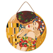 Carica l'immagine nel visualizzatore di Gallery, Diamond Painting su Disco di Legno - Il bacio - Klimt