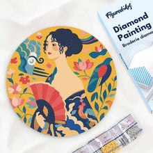Carica l'immagine nel visualizzatore di Gallery, Diamond Painting su Disco di Legno - Dama con ventaglio - Klimt