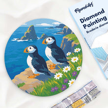 Carica l'immagine nel visualizzatore di Gallery, Diamond Painting su Disco di Legno - Pulcinella di mare sulle scogliere oceaniche