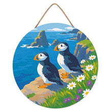 Carica l'immagine nel visualizzatore di Gallery, Diamond Painting su Disco di Legno - Pulcinella di mare sulle scogliere oceaniche